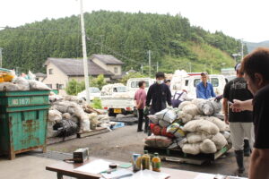 写真解説＝農業用廃棄ビニール・プラスチックの回収作業を行うＪＡ職員（左）（7月9日、本吉郡南三陸町入谷地区）