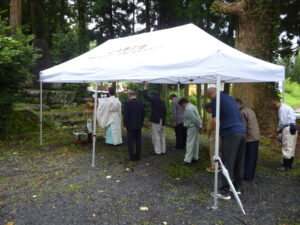 祈りをささげる参加者ら（9月12日入谷八幡神社「本吉郡南三陸町入谷地区」）