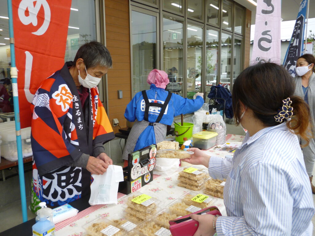 特産品を買い求める来場者