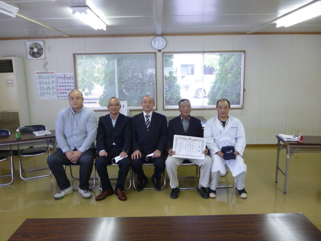 枝肉研究会の入賞者らと同地区本部阿部國博副本部長