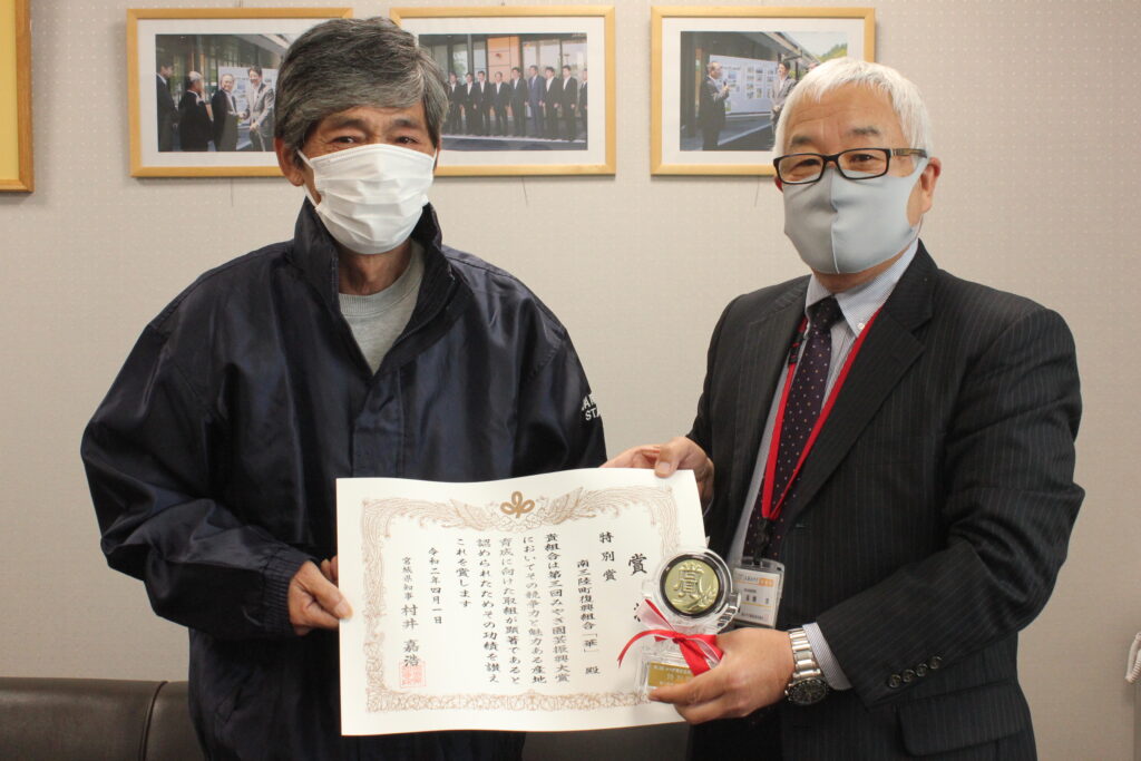 代表の佐藤隆雄さん（左）と同地区本部高橋本部長（右）　