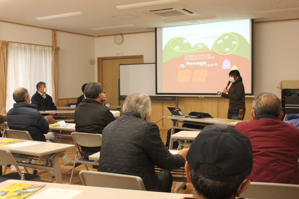 野生動物による被害対策について説明する一般社団法人サスティナビリティセンターの相澤あゆみ氏