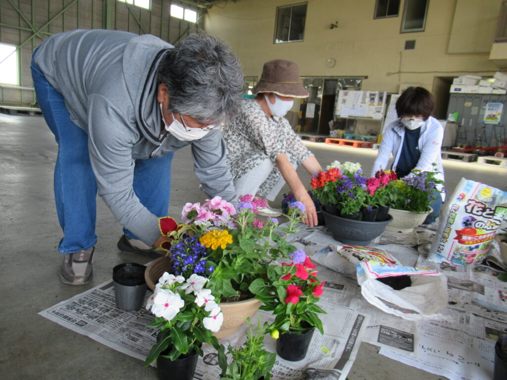 寄せ植えを楽しむ参加者（小牛田支部）