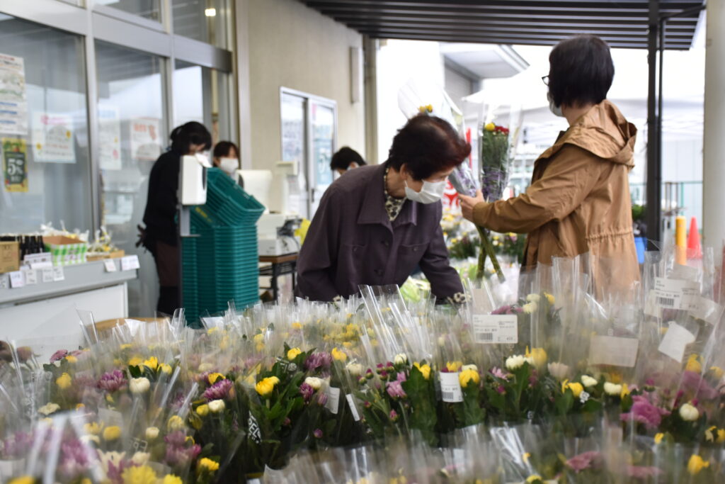 お盆の花を買い求める来場客