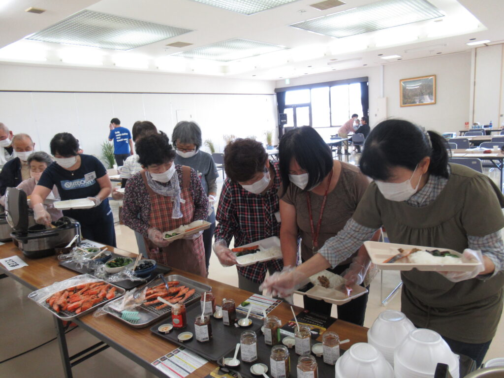 新米を味わった参加者