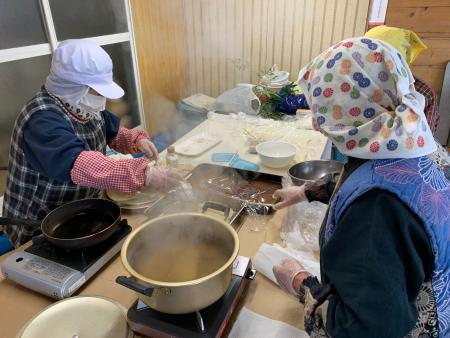 「なだもち」を作る女性部員